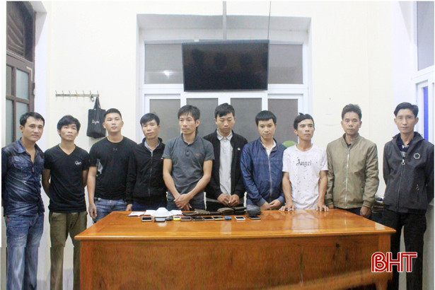 Vào trang trại “xóc đĩa”, 10 con bạc sát phạt nhau gần 50 triệu đồng