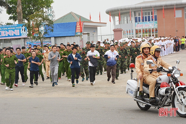 Hơn 700 người tham gia Ngày chạy Olympic tại TX Hồng Lĩnh