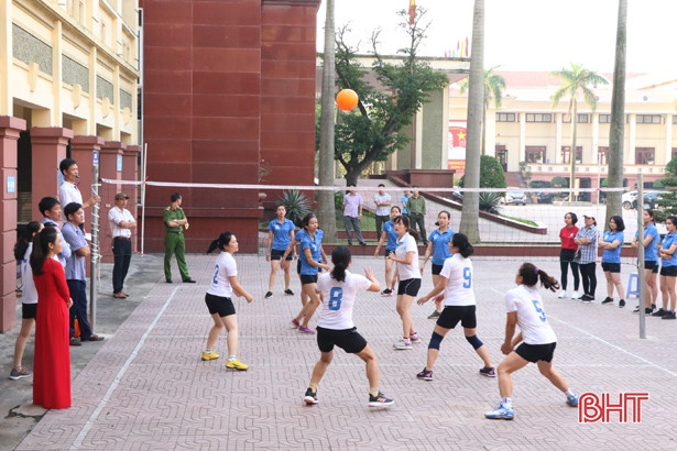Tranh tài bóng chuyền hơi nữ Công an Hà Tĩnh