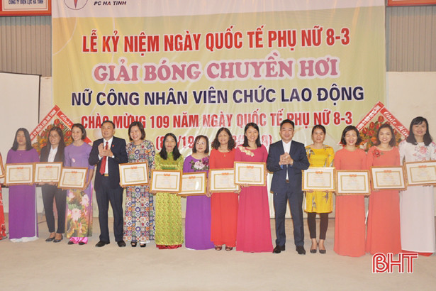 Phụ nữ Điện lực Hà Tĩnh tranh tài bóng chuyền hơi mừng ngày 8/3