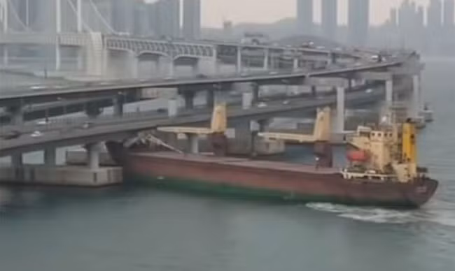 Thuyền trưởng say xỉn điều khiển tàu hàng 6.000 tấn đâm vào thành cầu ở Hàn Quốc