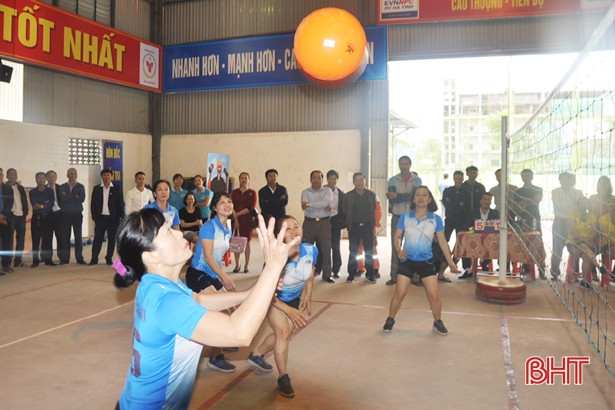 Phụ nữ Điện lực Hà Tĩnh tranh tài bóng chuyền hơi mừng ngày 8/3