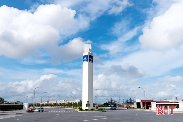 Hơn 400 lao động tìm hiểu cơ hội việc làm tại Khu kinh tế Vũng Áng