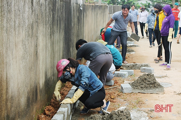 Cán bộ, công chức Can Lộc giúp các xã làm nông thôn mới