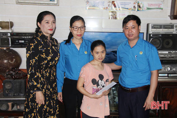 Trao quà trẻ em nhiễm chất độc da cam, tàn tật ở Nghi Xuân