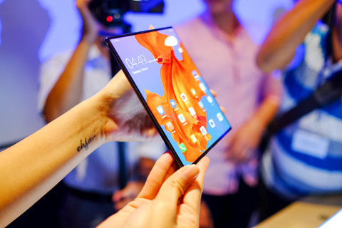Chi tiết Huawei Mate X màn hình gập vừa về Việt Nam