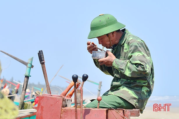 “Săn” cá trích tháng 3, ngư dân Hà Tĩnh thu tiền triệu mỗi ngày