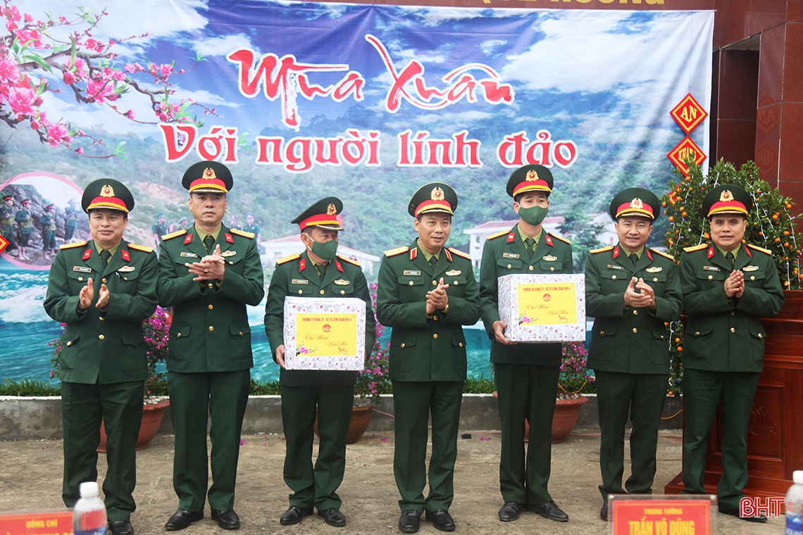 Lãnh đạo Quân khu 4, tỉnh Hà Tĩnh kiểm tra công tác sẵn sàng chiến đấu và chúc tết tại đảo Sơn Dương