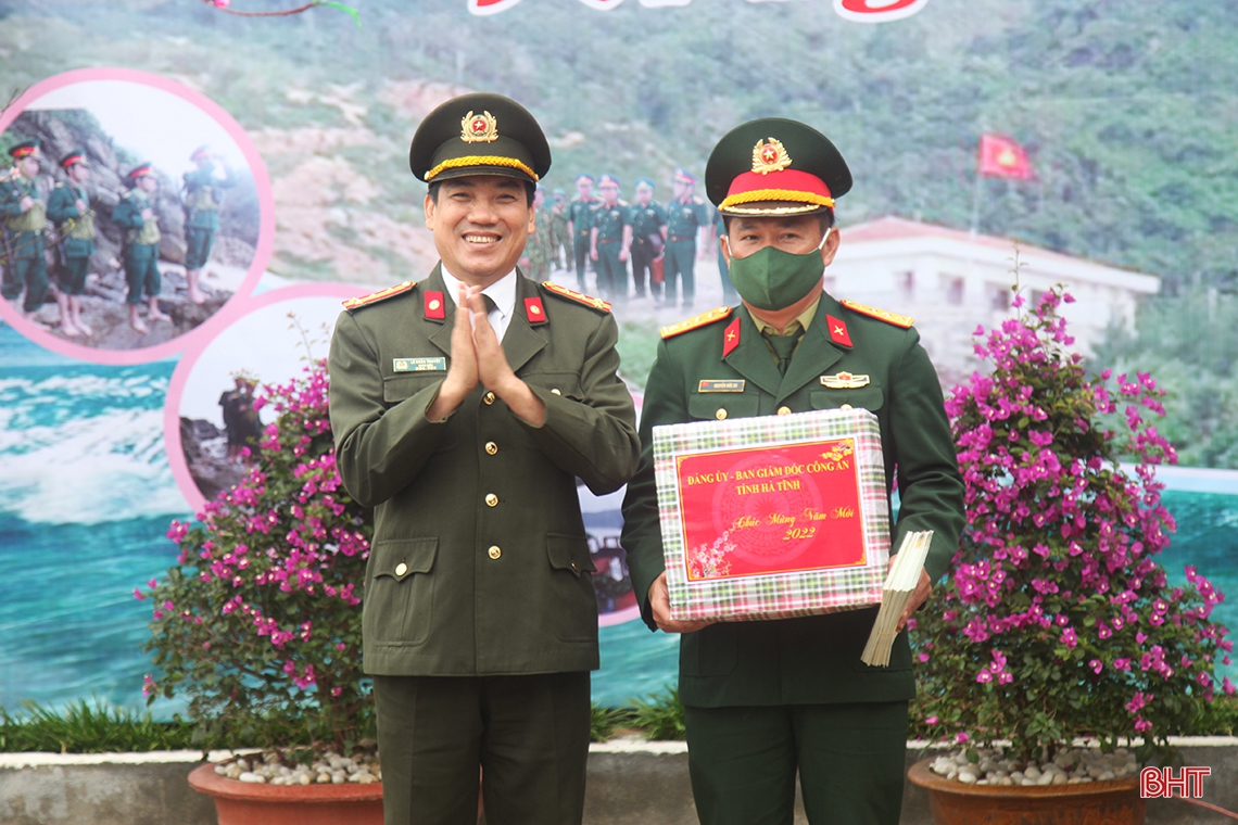 Lãnh đạo Quân khu 4, tỉnh Hà Tĩnh kiểm tra công tác sẵn sàng chiến đấu và chúc tết tại đảo Sơn Dương