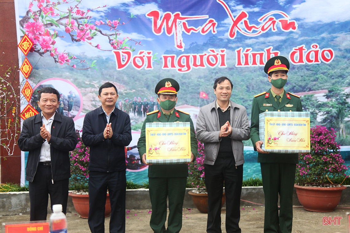 Lãnh đạo Quân khu 4, tỉnh Hà Tĩnh kiểm tra công tác sẵn sàng chiến đấu và chúc tết tại đảo Sơn Dương