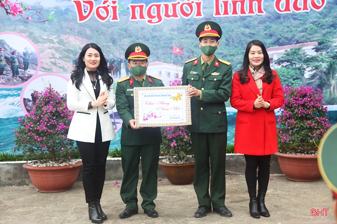 Lãnh đạo Quân khu 4, tỉnh Hà Tĩnh kiểm tra công tác sẵn sàng chiến đấu và chúc tết tại đảo Sơn Dương