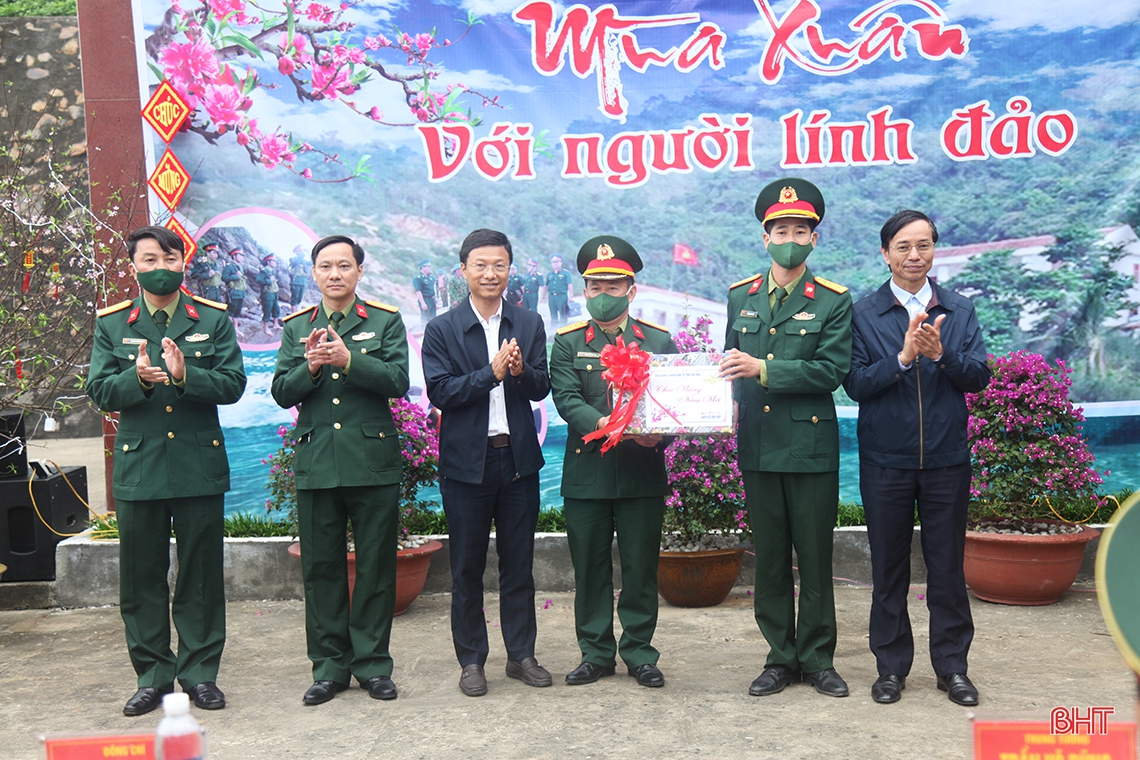 Lãnh đạo Quân khu 4, tỉnh Hà Tĩnh kiểm tra công tác sẵn sàng chiến đấu và chúc tết tại đảo Sơn Dương