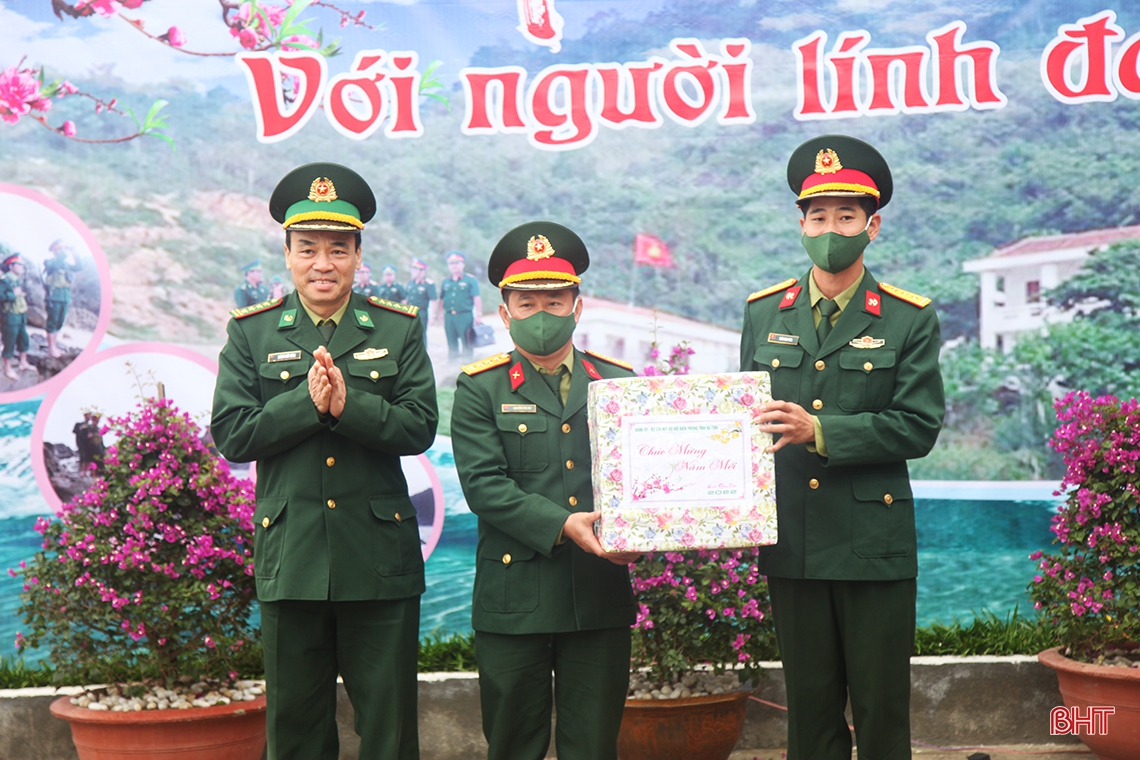 Lãnh đạo Quân khu 4, tỉnh Hà Tĩnh kiểm tra công tác sẵn sàng chiến đấu và chúc tết tại đảo Sơn Dương