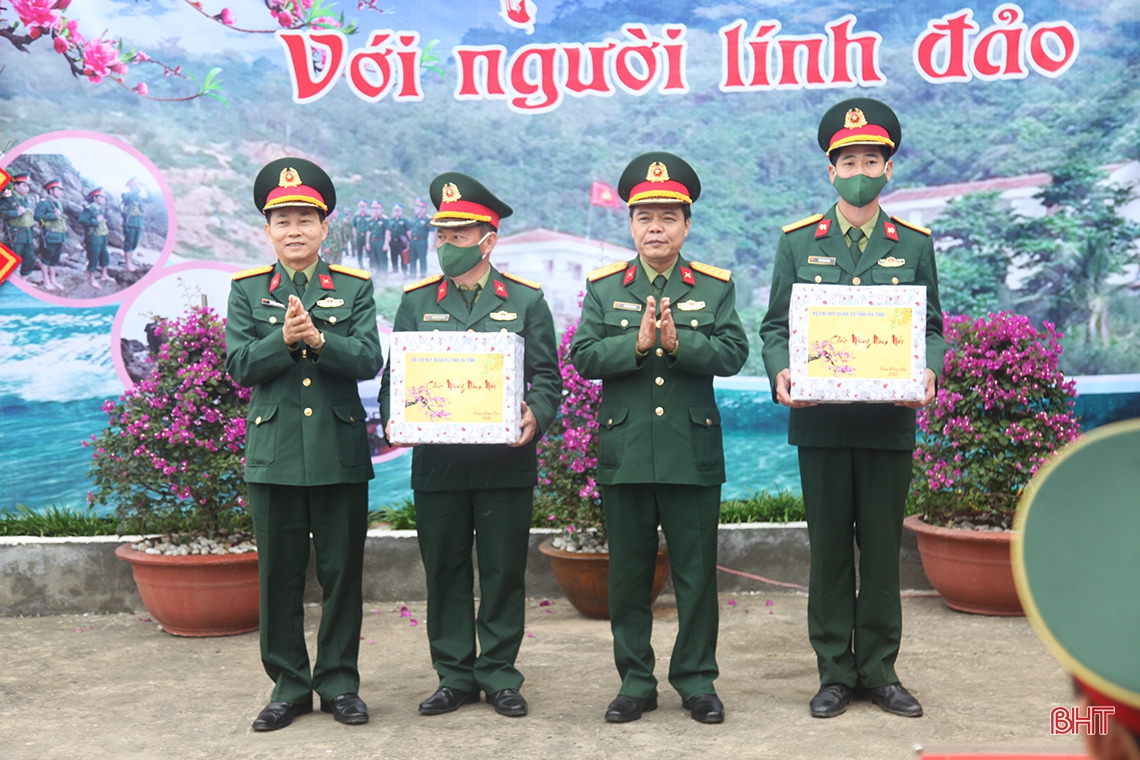 Lãnh đạo Quân khu 4, tỉnh Hà Tĩnh kiểm tra công tác sẵn sàng chiến đấu và chúc tết tại đảo Sơn Dương