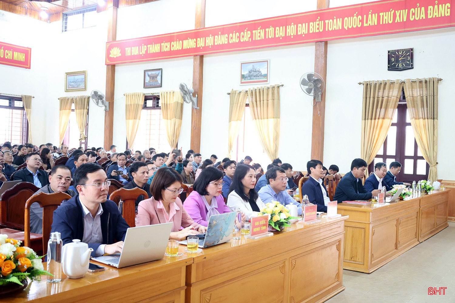 Đại biểu tham dự buổi tiếp xúc cử tri tại xã Thạch Lạc.