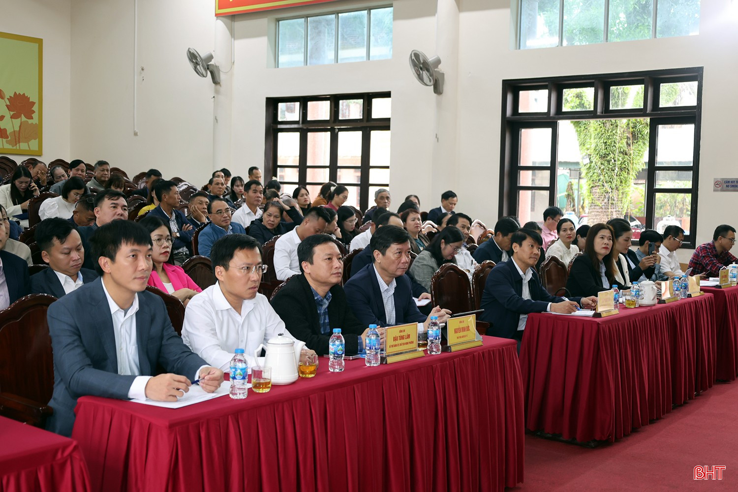 Đại biểu tham dự hội nghị tiếp xúc cử tri tại phường Hà Huy Tập.