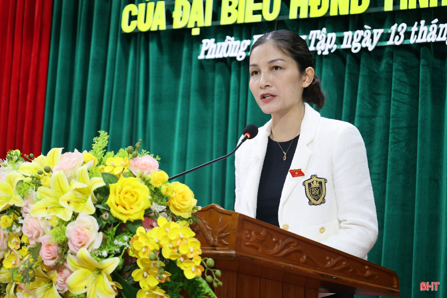 Bà Đinh Thị Hồng Vân, đại diện Tổ đại biểu địa phận TP Hà Tĩnh (cũ) báo cáo các nội dung tại hội nghị.