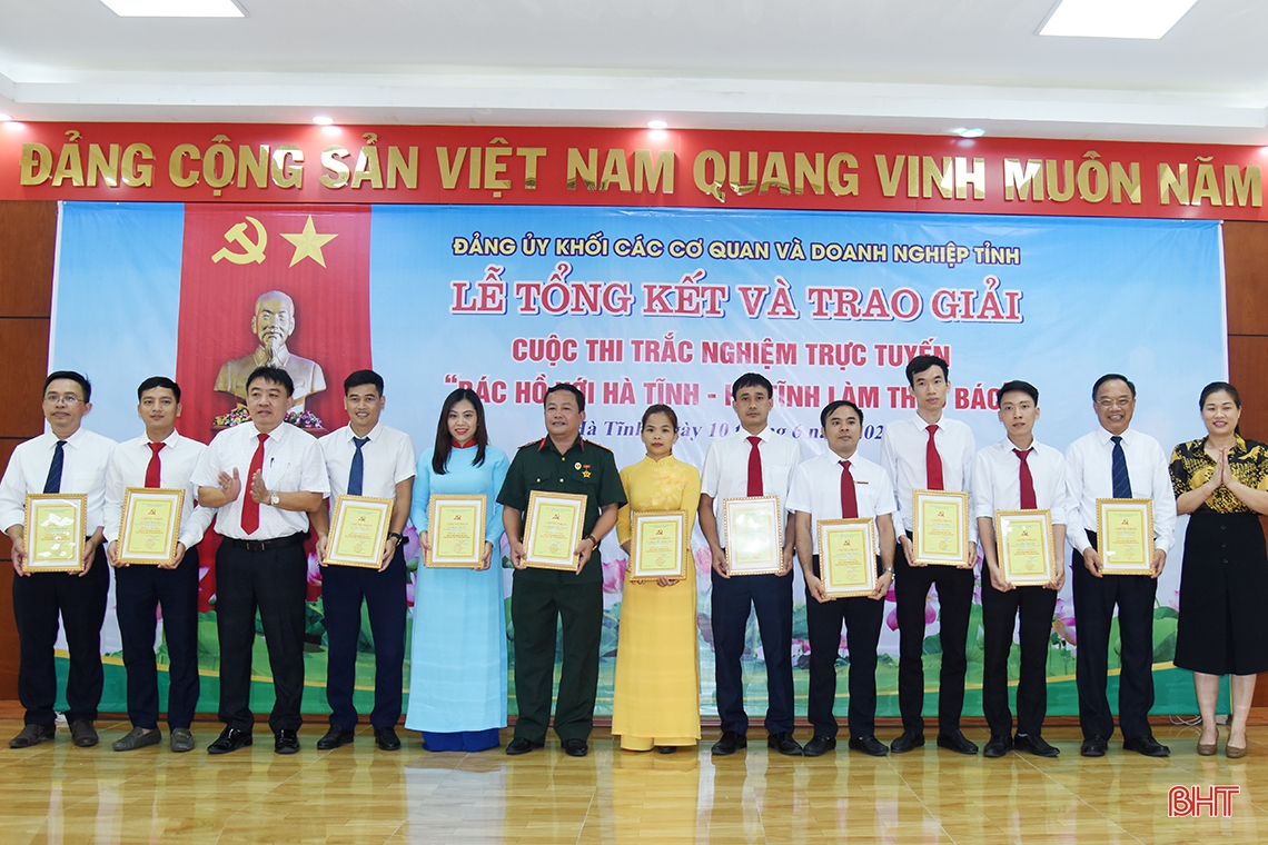 Trao 47 giải thưởng Cuộc thi trắc nghiệm trực tuyến “Bác Hồ với Hà Tĩnh - Hà Tĩnh làm theo Bác”