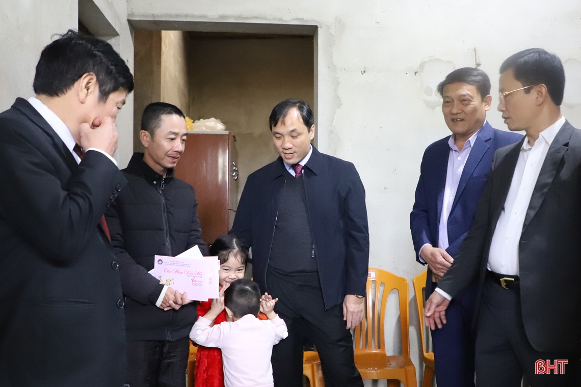 Thường trực Tỉnh ủy tặng quà tết cho gia đình đặc biệt khó khăn, người có công, người cao tuổi ở TP Hà Tĩnh
