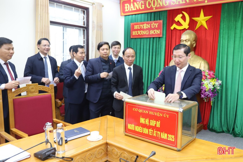 Cơ quan Huyện ủy Hương Sơn tổ chức ủng hộ, giúp đỡ người nghèo đón tết.