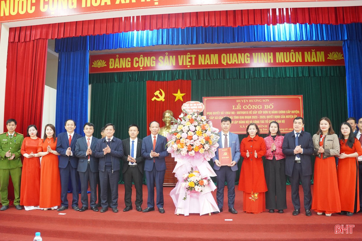 Lãnh đạo Ban Tuyên giáo Tỉnh uỷ, lãnh đạo huyện Hương Sơn tặng hoa chúc mừng BCH Đảng bộ xã Châu Bình.