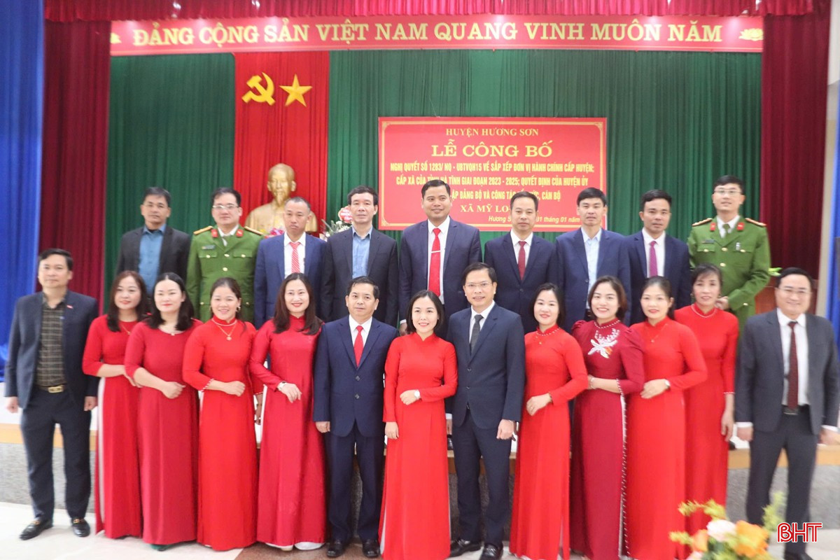 Lãnh đạo huyện Hương Sơn cùng toàn bộ BCH Đảng bộ xã Mỹ Long.