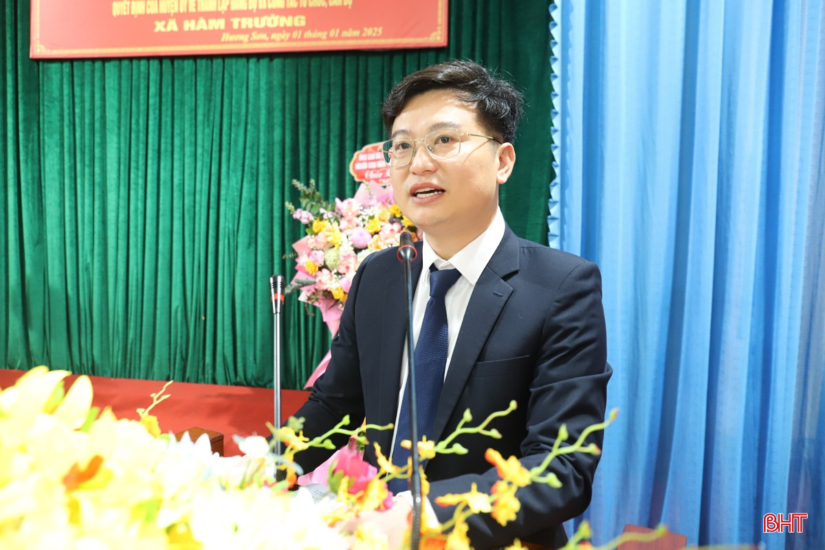 Phó Chủ tịch UBND Hương Sơn Hoàng Cẩm Thạch công bố quyết định thành lập xã Hàm Trường