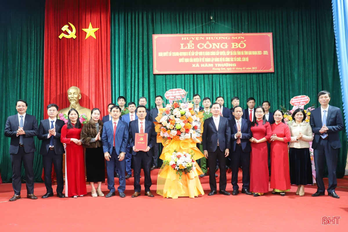 Lãnh đạo Ban Tổ chức Tỉnh uỷ, lãnh đạo huyện Hương Sơn tặng hoa chúc mừng BCH Đảng bộ xã Hàm Trường
