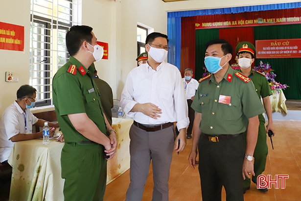 Lãnh đạo Hà Tĩnh kiểm tra công tác bầu cử, động viên cử tri tại các khu vực bỏ phiếu