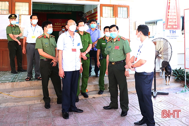 Lãnh đạo Hà Tĩnh kiểm tra công tác bầu cử, động viên cử tri tại các khu vực bỏ phiếu
