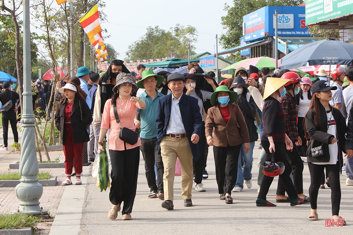 Khai hội chùa Hương Tích - mở đầu năm du lịch Hà Tĩnh 2024