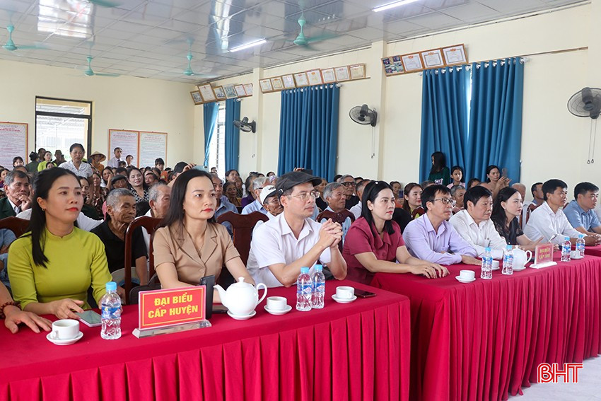 Đại biểu chung vui ngày hội đại đoàn kết với bà con thôn Yên.