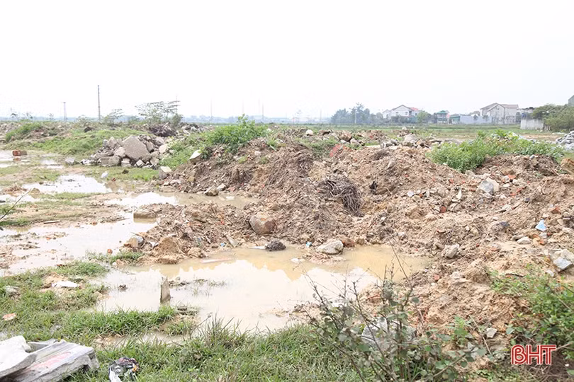 Rác thải xây dựng đổ tràn lan trong cụm công nghiệp Thạch Đồng