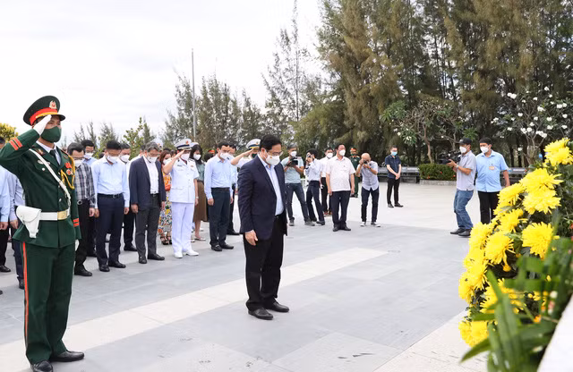 Thủ tướng dâng hương tưởng niệm chiến sĩ Gạc Ma, thăm Lữ đoàn Tàu ngầm và Vùng 4 Hải quân