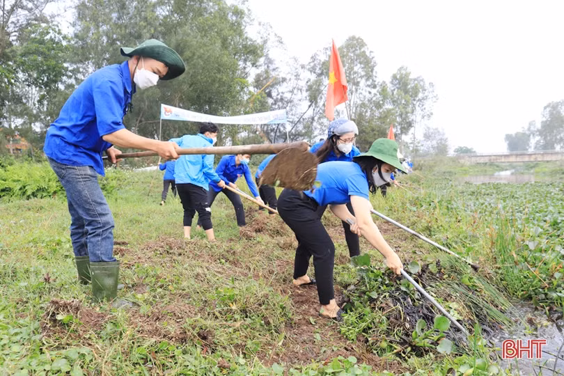 Tuổi trẻ Hà Tĩnh sôi nổi hưởng ứng ngày cao điểm xây dựng nông thôn mới