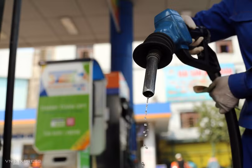 Giá xăng lên gần 30.000 đồng một lít