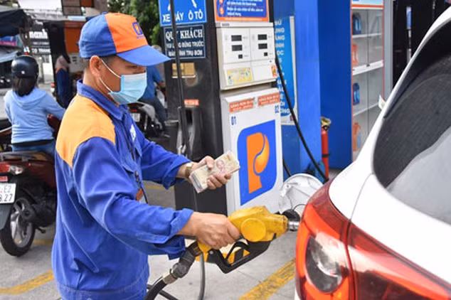 Vì sao giá xăng tăng lên sát 30.000 đồng một lít?