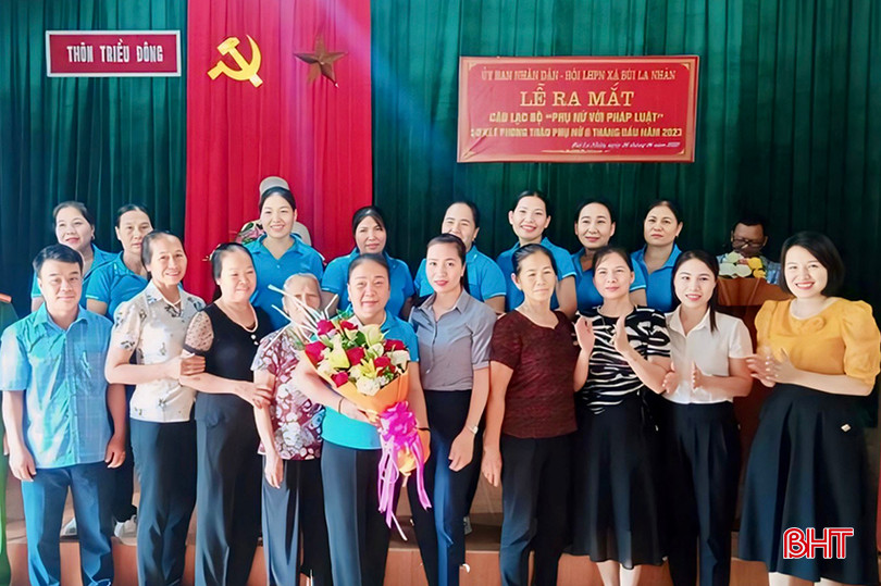 Hội LHPN xã Bùi La Nhân ra mắt CLB "Phụ nữ với pháp luật" ở thôn Triều Đông.