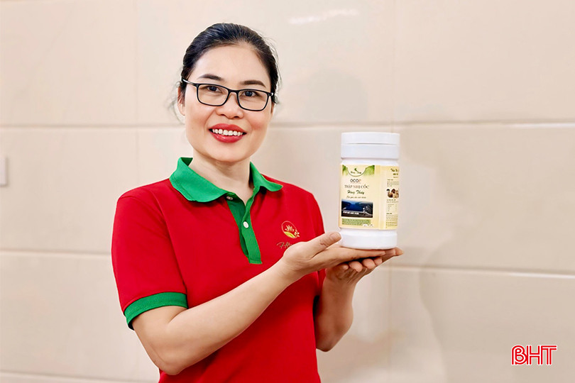 Chị Lê Thị Thủy ở tổ dân phố 4 (thị trấn Vũ Quang) khởi nghiệp thành công từ sản phẩm thập nhị cốc.