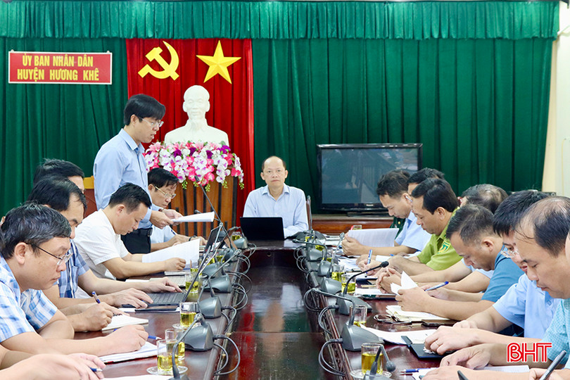Sau khi kiểm tra thực tế, Phó Chủ tịch Thường trực UBND tỉnh Nguyễn Hồng Lĩnh cùng đoàn công tác đã làm việc với UBND huyện Hương Khê về công tác PCTT&amp;TKCN và PCCCR.