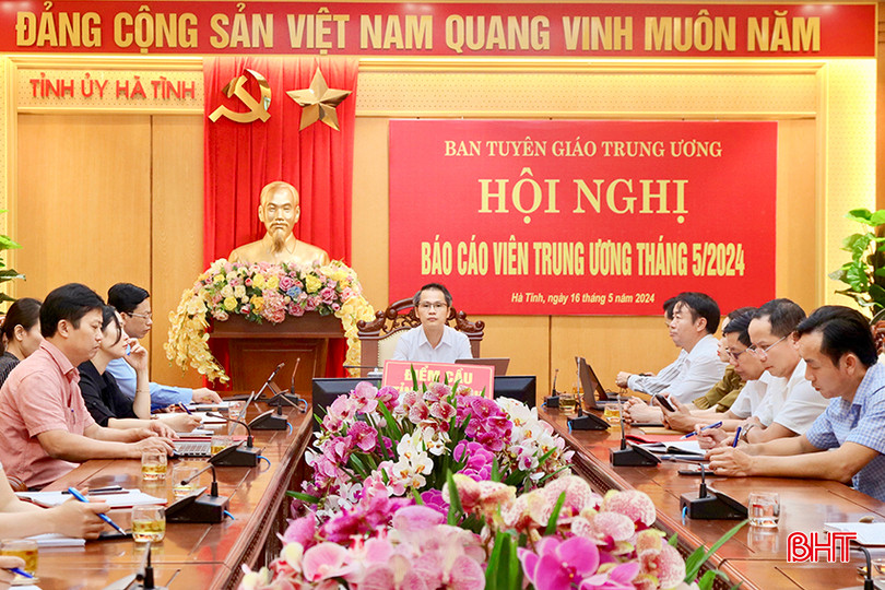Hội nghị báo cáo viên Trung ương tháng 5/2024. (Trong ảnh: Phó Trưởng ban Tuyên giáo Tỉnh ủy Lê Văn Khánh điều hành điểm cầu Hà Tĩnh).