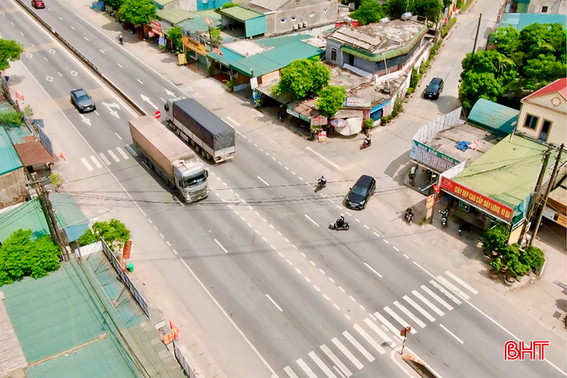 Ngã ba giao cắt giữa quốc lộ 1 và đường trục xã đi vào trung tâm hành chính xã Cẩm Lạc.