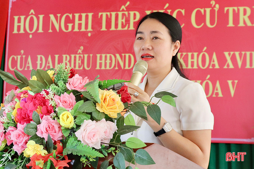 Bí thư Huyện uỷ Vũ Quang Nguyễn Thị Việt Hà tiếp thu các ý kiến của cử tri.