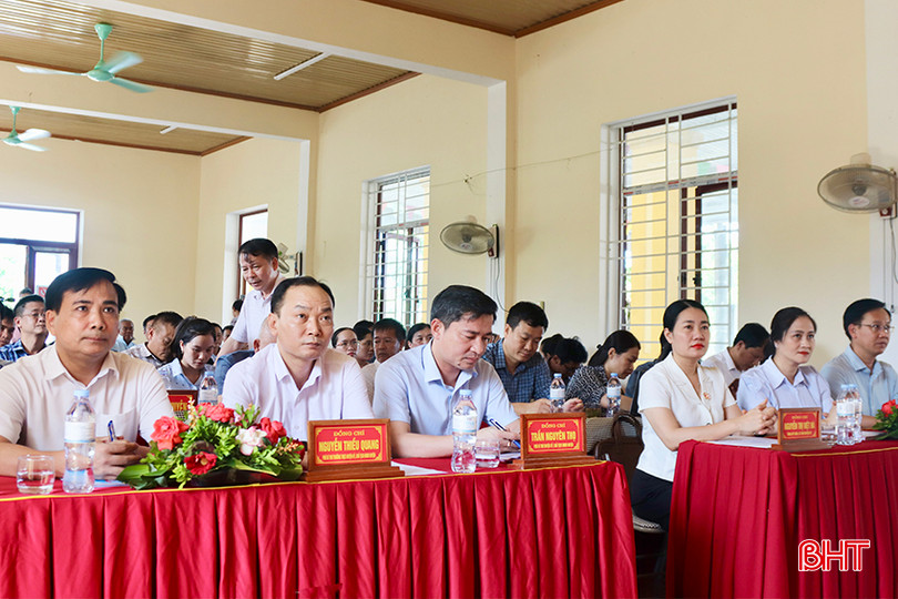 Đại biểu tham dự hội nghị tiếp xúc cử tri.