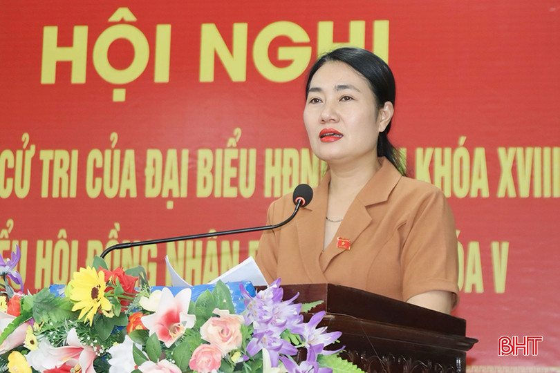 Bí thư Huyện uỷ Vũ Quang Nguyễn Thị Việt Hà tiếp thu các ý kiến của cử tri.