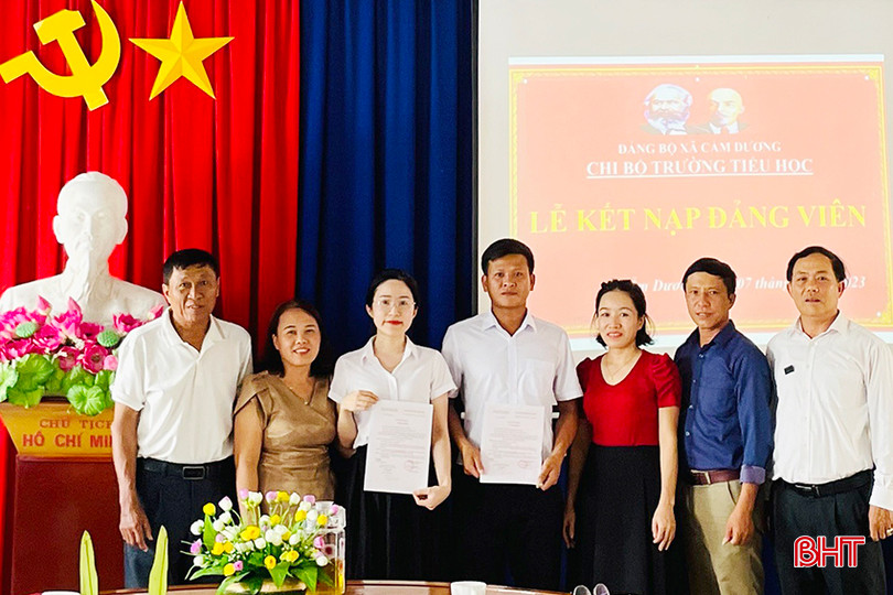 Lễ kết nạp đảng viên tại Chi bộ Trường Tiểu học Cẩm Dương.