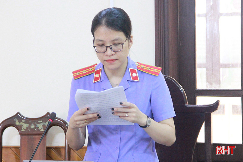 Đại diện Viện Kiểm sát nhân dân tỉnh công bố bản cáo trạng.