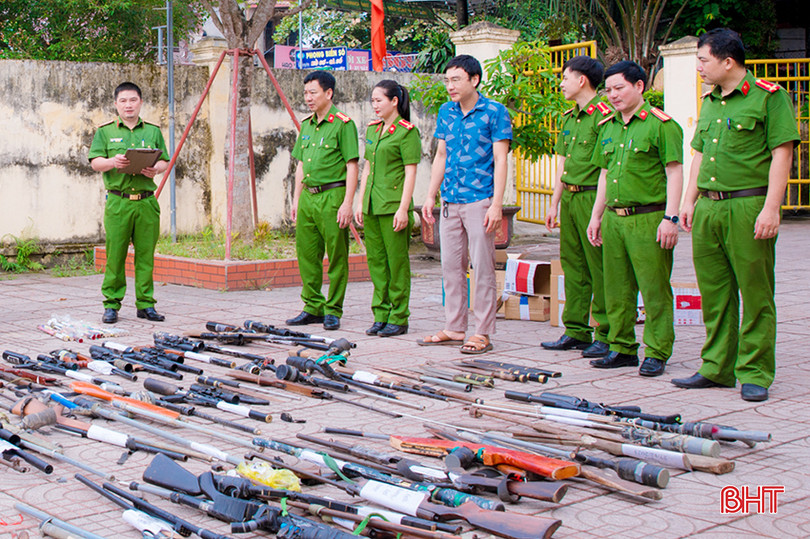 Công an Hương Sơn kiểm đếm số vũ khí, vật liệu nổ, công cụ hỗ trợ, pháo, kích điện trước khi tiến hành tiêu hủy. copy.jpg