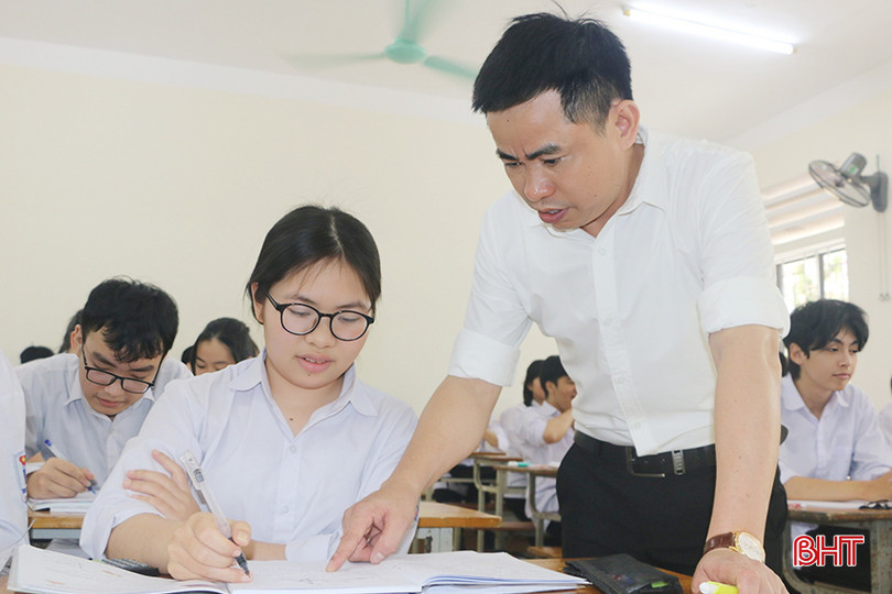 Thầy Lê Đình Tần luôn ân cần giúp đỡ học sinh.