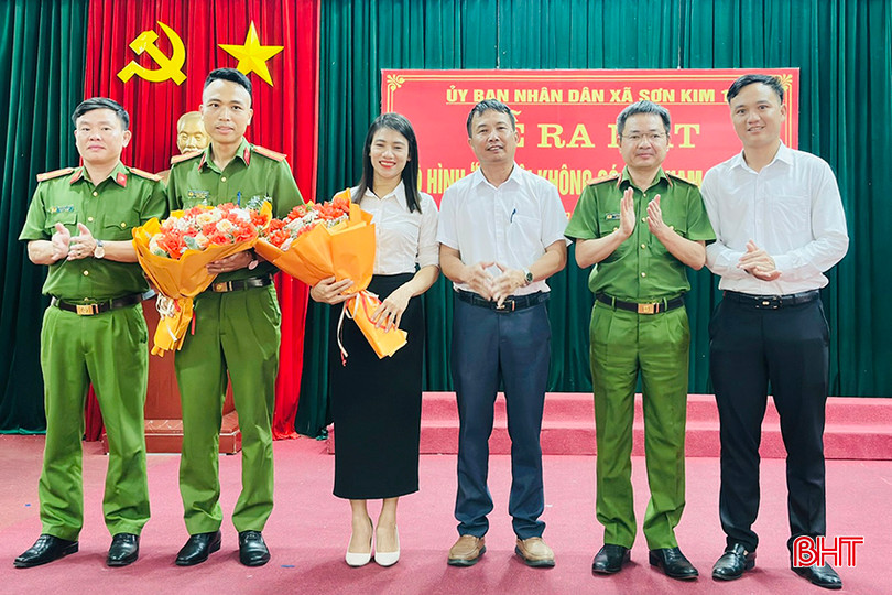 Lãnh đạo Công an tỉnh tặng hoa chúc mừng Ban Chỉ đạo mô hình “Xã không có tội phạm ma túy” ở xã Sơn Kim 1.